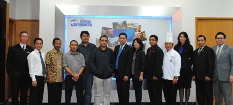 General Manager The Media Hotel & Towers Algamar Idris (centre) poses together with Editorial leadership team of Koran Sindoa and management of The Media Hotel & Towers.