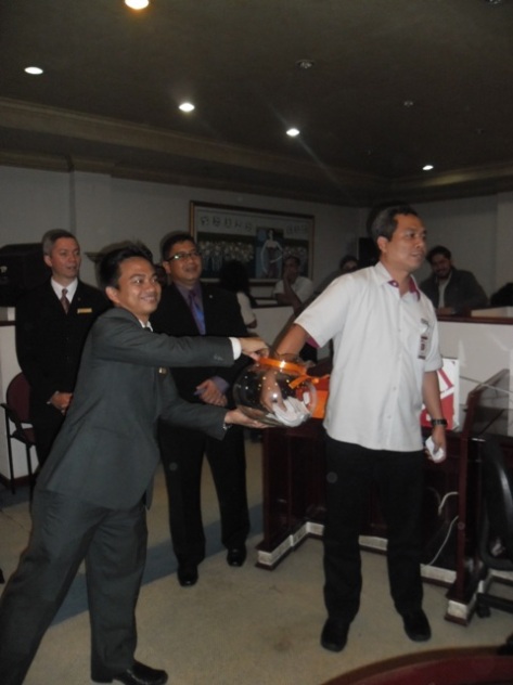 Director of Marketing Communications The Media Hotel & Towers Mohammad Iqbal with News Director of Media Idonesia Daily Newspaper Usman Kansong help each other to raffle draw to ge a lucky winner