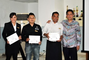 General Manager Algamar Idris (first from the right) with rewarded associate from their teamwork.