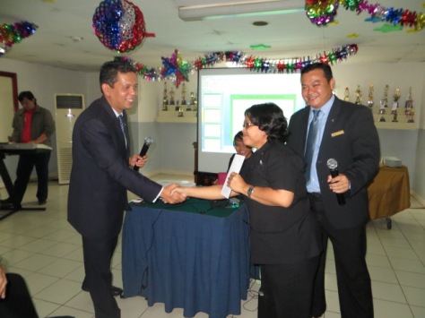 General Manager Algamar Idris (left side) went give lucky draw door price to associate.