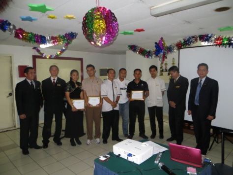 General Manager Algamar Idris (first from the rightt) with rewarded associates.